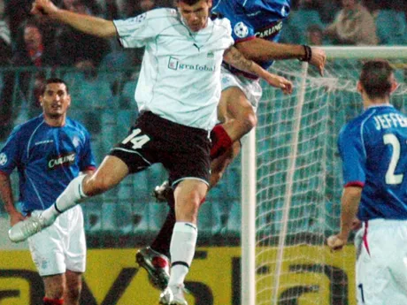 Juraj Halenárk (vľavo) a Sotirios Kyrgiakos v zápase Artmedia Petržalka - Glasgow Rangers v skupine H Ligy majstrov 2005/2006.