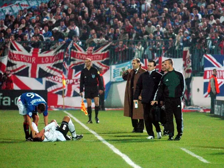 Peter Lovenkrands a Pavol Staňo na trávniku v zápase Artmedia Petržalka - Glasgow Rangers v skupine H Ligy majstrov 2005/2006.