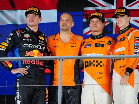 Lando Norris (druhý sprava) z McLarenu sa raduje z víťazstva na Veľkej cene Singapuru.