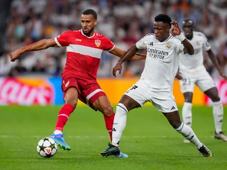 Vinicius Junior a Josha Vagnoman v zápase Ligy majstrov Real Madrid - VfB Stuttgart. 