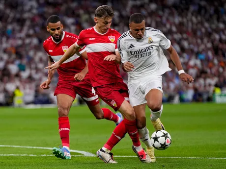 Kylian Mbappe a Nikolas Nartey v zápase Ligy majstrov Real Madrid - VfB Stuttgart. 