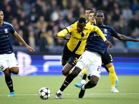 Cheikh Niasse a Amadou Onana v zápase Ligy majstrov medzi Young Boys Bern - Aston Villa.