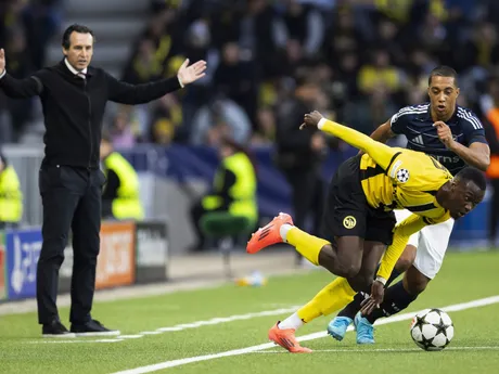 Cheikh Niass a Youri Tielemans v zápase Ligy majstrov medzi Young Boys Bern - Aston Villa.