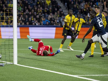 Amadou Onana sleduje gól v zápase Ligy majstrov medzi Young Boys Bern - Aston Villa.