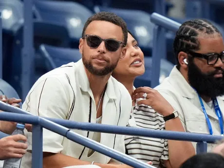 Basketbalista Stephen Curry sleduje finále ženskej dvojhry na US Open 2024.