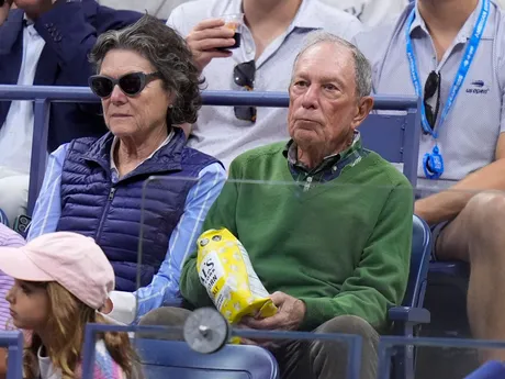 Bývalý starosta New Yorku Michael Bloomburg sleduje finále ženskej dvojhry na US Open 2024.