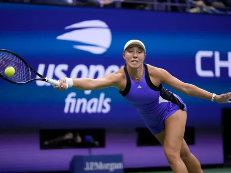 Jessica Pegulová odvracia loptičku vo finále US Open 2024.