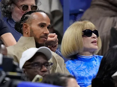 Pretekár F1 Lewis Hamilton a spisovateľka Anna Wintourová počas US Open 2024.