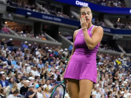 Aryna Sabalenková a jej gesto vo finále dvojhry na US Open 2024.