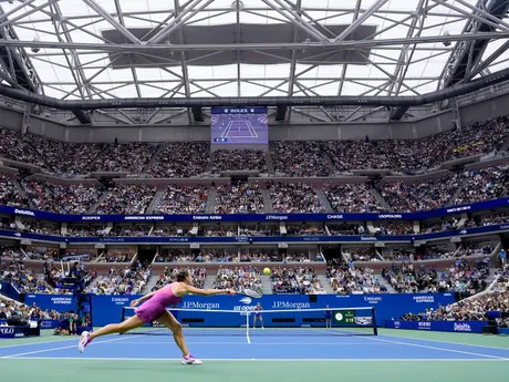 Aryna Sabalenková odvracia úder na kurte Arthura Asha vo finále US Open 2024.