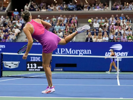 Momentka z finále US Open 2024 medzi Arynou Sabalenkou a Jessicou Pegulovou.