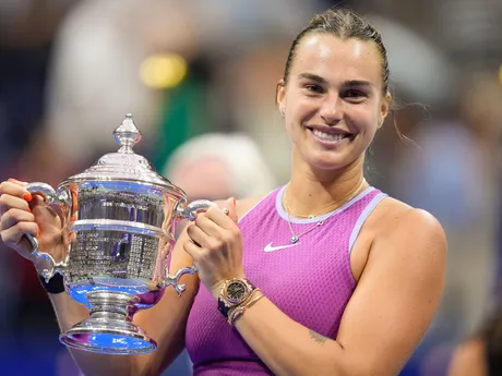 Aryna Sabalenková s trofejou pre víťazku US Open 2024.