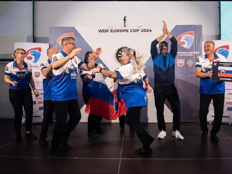 Slovenská reprezentácia počas otváracieho ceremoniálu WDF Europe Cupu 2024.