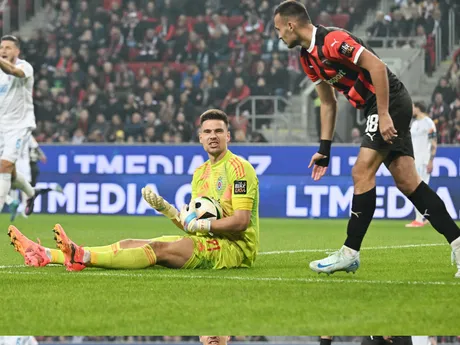 Brankár Slovana Dominik Takáč a hráč Spartaka Martin Šulek počas zápasu 11. kola futbalovej Niké ligy.