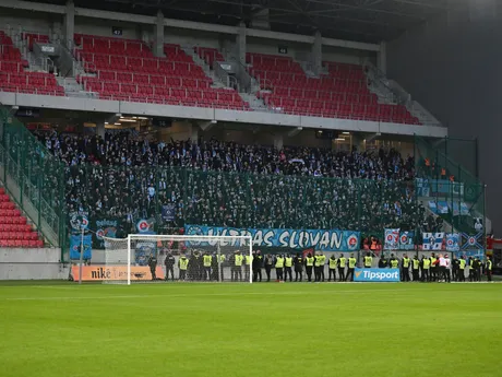 Na snímke fanúšikovia Slovana počas zápasu 11. kola futbalovej Niké ligy medzi FC Spartak Trnava a ŠK Slovan Bratislava v Trnave v sobotu 19. októbra 2024. FOTO TASR - Lukáš Grinaj

- Slovensko
- šport
- futbal
- NL
- 11.
- kolo
- TTX