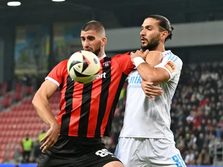 Adrián Zelkovič a Kyriakos Savvidis počas zápasu 11. kola futbalovej Niké ligy medzi FC Spartak Trnava a ŠK Slovan Bratislava. 