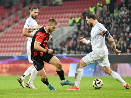 Kyriakos Savvidis, Miloš Kratochvíl a Guram Kašia počas zápasu 11. kola futbalovej Niké ligy medzi FC Spartak Trnava a ŠK Slovan Bratislava.