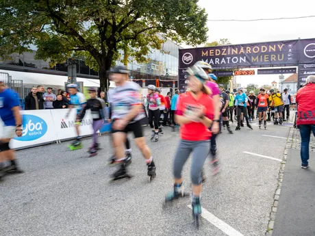 Oficiálny štart inline, handbikerov a vozíčkarov počas bežeckých pretekov 101. ročníka Medzinárodného maratónu mieru (MMM) v Košiciach.