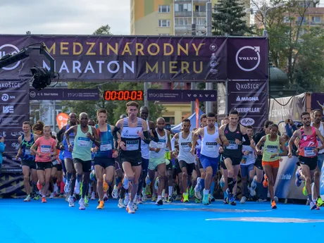 Oficiálny štart maratóncov počas bežeckých pretekov 101. ročníka Medzinárodného maratónu mieru (MMM.