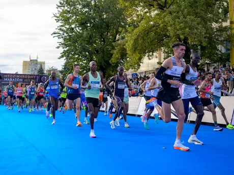 Oficiálny štart maratóncov počas bežeckých pretekov 101. ročníka Medzinárodného maratónu mieru (MMM) v Košiciach.