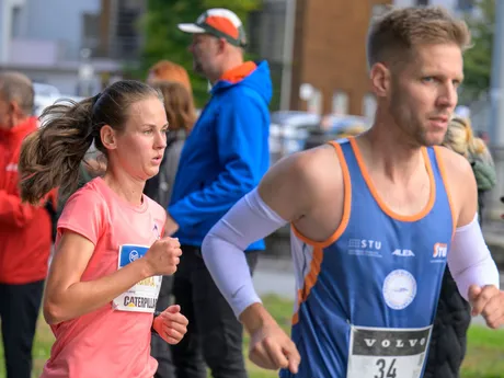 Vľavo beží slovenská reprezentantka Veronika Páleníková počas bežeckých pretekov 101. ročníka Medzinárodného maratónu mieru.