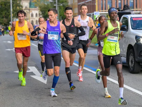 Skupina elitných bežcov, v strede v čiernom slovenský reprezentant Marek Hladík počas bežeckých pretekov 101. ročníka Medzinárodného maratónu mieru.