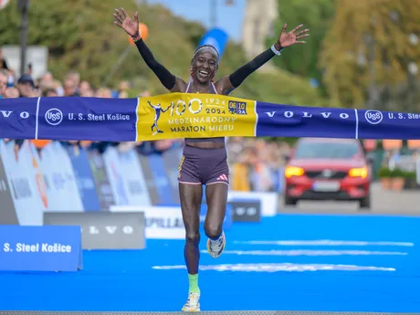 Víťazka ženského maratónu Rebbeca Sirwaneiová Tanuiová prichádza do cieľa.