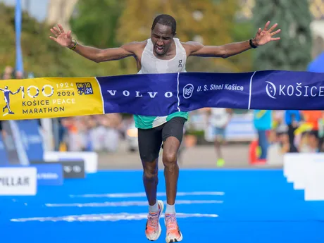 Víťaz maratónu Keňan Denis Kipngeno Chirchir pri dobehu do cieľa.