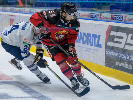 Patrik Števuliak (Spišská Nová Ves) a Boris Česánek (Banská Bystrica) počas zápasu 12. kola hokejovej Tipos extraligy HK Spišská Nová Ves - HC MONACObet Banská Bystrica.