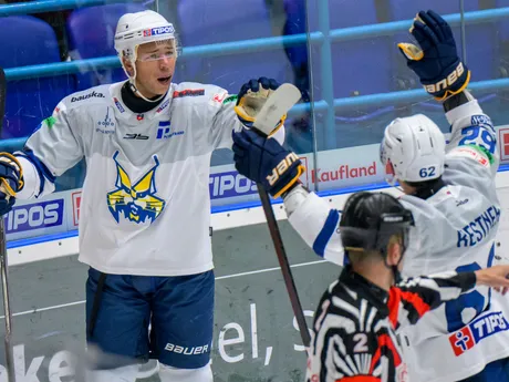 Stephen Harper a Josh Kestner (obaja Spišská Nová Ves) sa tešia z druhého gólu počas zápasu 12. kola hokejovej Tipos extraligy HK Spišská Nová Ves - HC MONACObet Banská Bystrica.