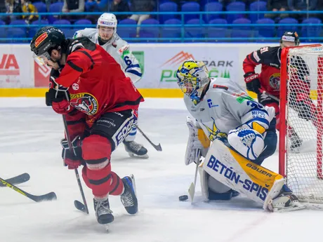 Zľava Alex-Olivier Voyer (Banská Bystrica), Dávid Romaňák, brankár Mareks Mitens (obaja Spišská Nová Ves) a Matthew Boucher (Banská Bystrica) počas zápasu 12. kola Tipos extraligy HK Spišská Nová Ves - HC MONACObet Banská Bystrica.