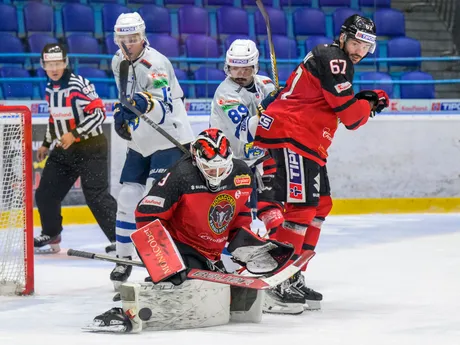 Zľava Stephen Harper (Spišská Nová Ves), brankár Dominik Hrachovina (Banská Bystrica), Dante Hannoun (Spišská Nová Ves) a Matthew Carlyle Wedman (Banská Bystrica) počas zápasu 12. kola Tipos extraligy HK Spišská Nová Ves - HC MONACObet Banská Bystrica.