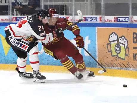 Zľava Reece Scarlett (Banská Bystrica) a Filip Ahl (Trenčín) počas zápasu 6. kola Tipos extraligy HC MONACObet Banská Bystrica - HK Dukla Trenčín.