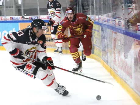 Zľava David Stránsky (Banská Bystrica) a  Sean Josling (Trenčín) počas zápasu 6. kola Tipos extraligy HC MONACObet Banská Bystrica - HK Dukla Trenčín.