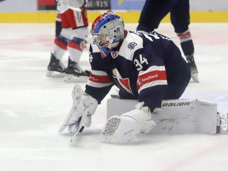 Brankár Slovana Andrej Šutov počas zápasu 7. kola hokejovej Tipos extraligy HKM Zvolen - HC Slovan Bratislava.