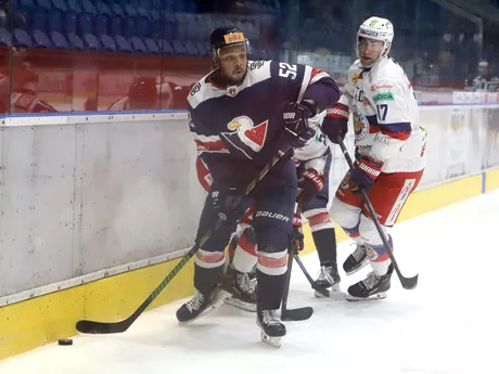 Zľava Sena Acolatse (Slovan) a Andrej Kundra (Zvolen) počas zápasu 7. kola hokejovej Tipos extraligy HKM Zvolen - HC Slovan Bratislava.