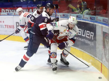 Zľava Michal Sersen (Slovan) a Peter Zuzin (Zvolen) počas zápasu 7. kola hokejovej Tipos extraligy HKM Zvolen - HC Slovan Bratislava.