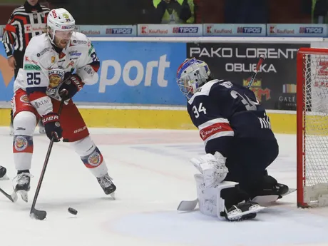 Zľava Kyle Olson (Zvolen) strieľa gól do brány Andrejovi Šutovi (Slovan) počas zápasu 7. kola hokejovej Tipos extraligy HKM Zvolen - HC Slovan Bratislava.