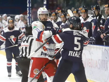 Zľava Radovan Bondra (Zvolen) a Patrik Bačík (Slovan) počas konfliktu v zápase 7. kola hokejovej Tipos extraligy HKM Zvolen - HC Slovan Bratislava.