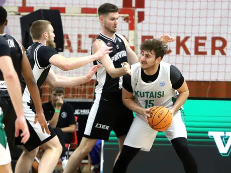 Na snímke zľava Remu Raitanen (Prievidza) a Giorgi Sulaberidze (Kutaisi) počas zápasu J-skupiny Európskeho pohára FIBA v basketbale mužov BC PRIEVIDZA - BC Kutaisi 2010.