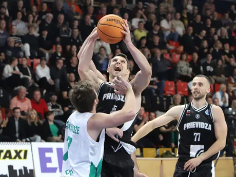 Na snímke zľava Denis Krestinin a Lukáš Bolek (Prievidza) počas zápasu J-skupiny Európskeho pohára FIBA v basketbale mužov BC PRIEVIDZA - BC Kutaisi 2010.