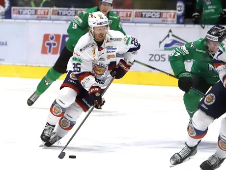 Na snímke Kyle Olson (Zvolen) korčuľuje s pukom  počas zápasu 13. kola Tipos extraligy HKM Zvolen - HC Nové Zámky.