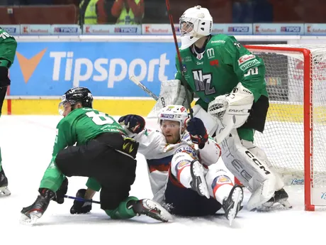 Na snímke Kile Olson (Zvolen) a brankár Jason Grande (Nové Zámky) počas zápasu 13. kola Tipos extraligy HKM Zvolen - HC Nové Zámky.