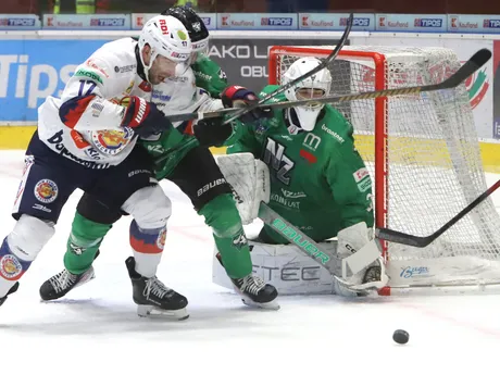 Na snímke zľava Andrej Kudrna (Zvolen) a brankár Nových Zámkov Jason Grande počas zápasu 13. kola Tipos extraligy HKM Zvolen - HC Nové Zámky.