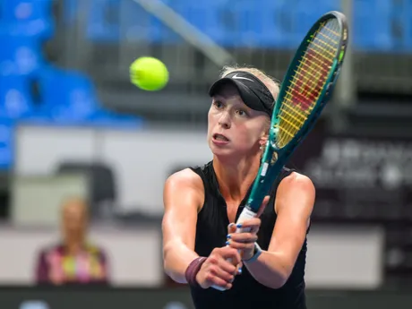 Slovenka Nina Vargová proti Ukrajinke Anastasii Sobolievovej počas 1. kola dvojhry tenisového turnaja J&T Banka Slovak Open v Bratislave.