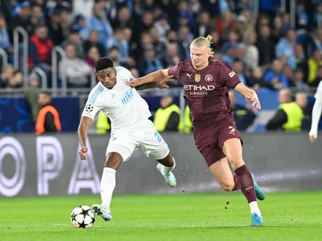 Erling Haaland (Manchester) a Cesar Blackman (Slovan) v súboju o loptu počas zápasu Slovan Bratislava - Manchester City v 2. kole ligovej fázy Ligy majstrov.