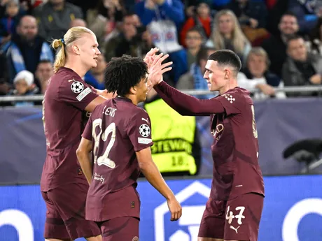 Erling Haaland, Rico Lewis a Phil Foden sa radujú z gólu počas zápasu Slovan Bratislava - Manchester City v 2. kole ligovej fázy Ligy majstrov.