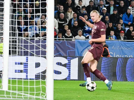 Erling Haaland strieľa tretí gól v zápase Slovan Bratislava - Manchester City v 2. kole ligovej fázy Ligy majstrov.