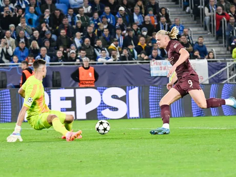 Erling Haaland obchádza brankára Dominika Takáča (Slovan) a strieľa tretí gól v zápase Slovan Bratislava - Manchester City v 2. kole ligovej fázy Ligy majstrov.