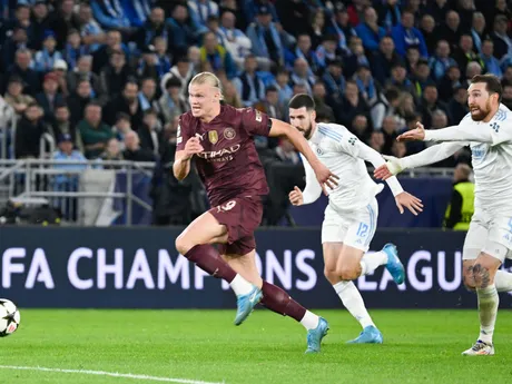 Erling Haaland uniká dvojici hráčov Slovana Guramovi Kašiovi (vpravo) a Kenanovi Bajričovi (v pozadí) počas zápasu Slovan Bratislava - Manchester City v 2. kole ligovej fázy Ligy majstrov.